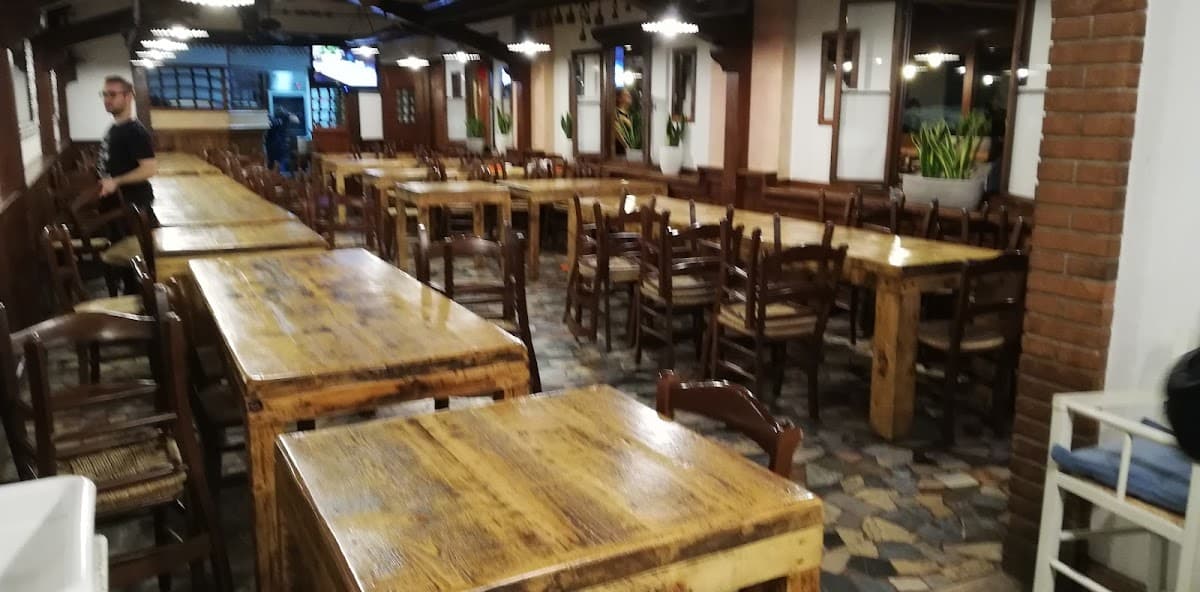 Pizza artigianale appena sfornata alla Pizzeria La Pace